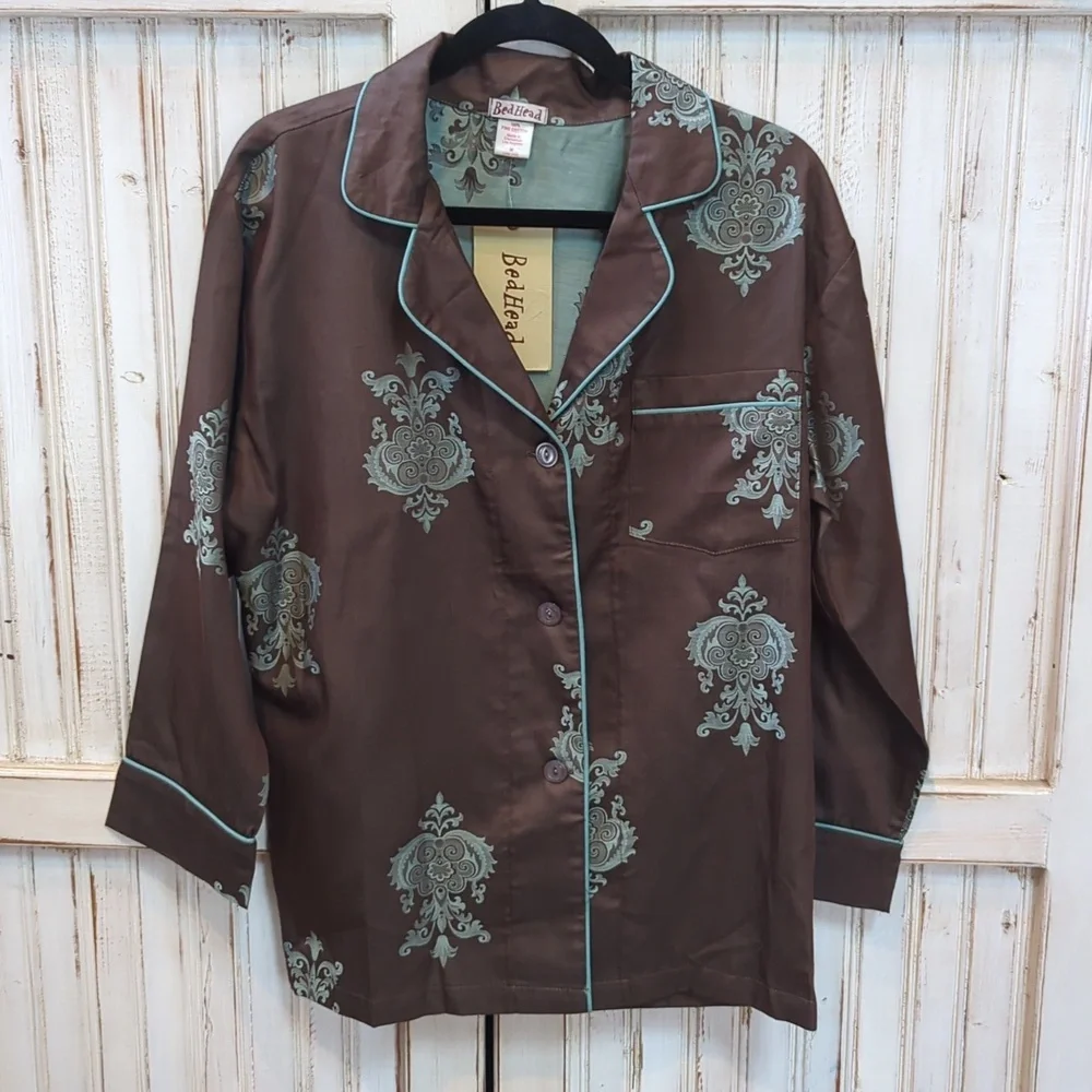 Bedhead, brown and teal fleur de lis pajama top. Med